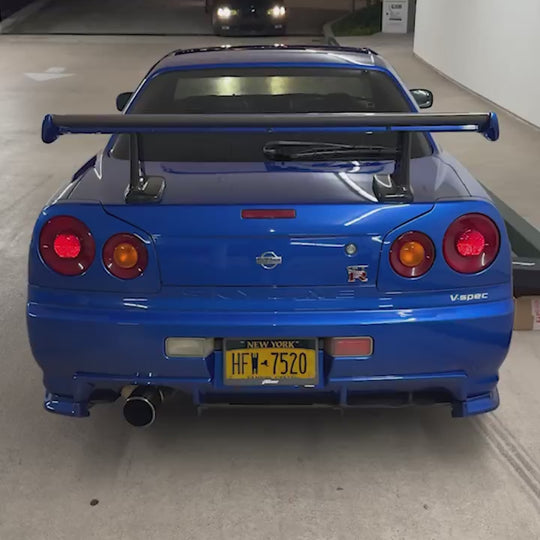 Fantom blackout license plate switching to black on a blue Nissan Skyline GT-R R34